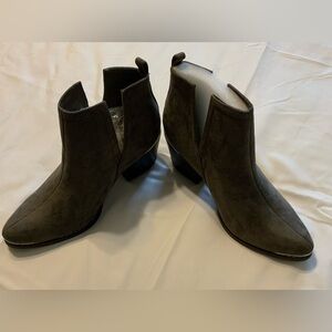 Journee Collection Women's Issla Booties Pointed Toe A Side-split Design Size 9